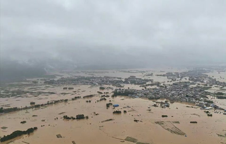 flood-GuangXi-2026 受颱風「美莎克」影響,廣西南寧「六藍水庫」潰堤,下游部分村莊慘遭洪水淹沒。(網絡圖片)